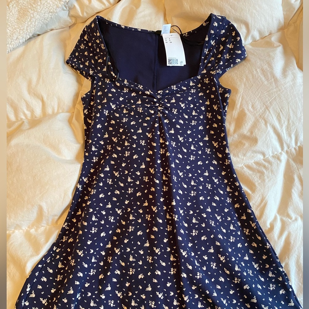 Cap-sleeved Jersey Dress H&M Brand New with Tags! Navy blue with white flowers.